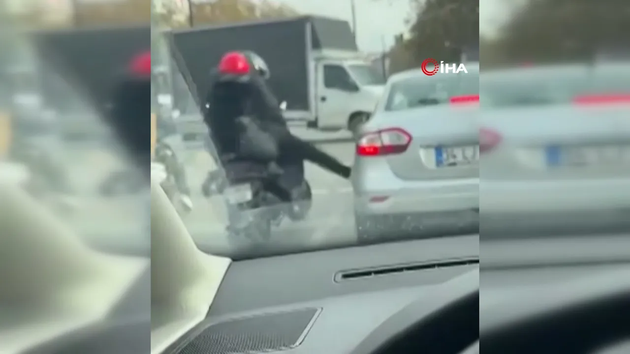 Önce tekme attı sonra elindeki telefonu alıp fırlattı! Trafikteki kavga kamerada
