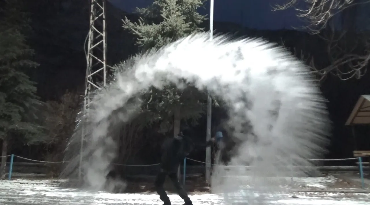 Havaya atılan sıcak su yere düşmeden dondu