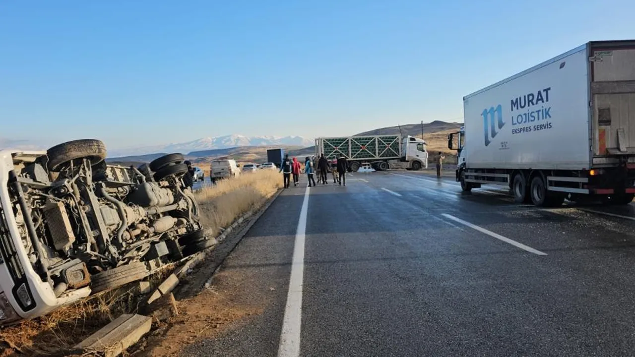 Van'da zincirleme kaza! Sisten 6 araç birbirine girdi, yaralılar var