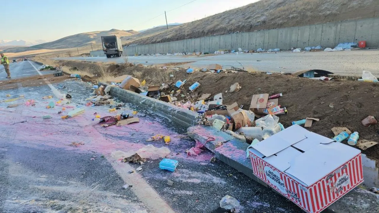 Araçların hasar gördüğü kazada eşyalar yola savruldu