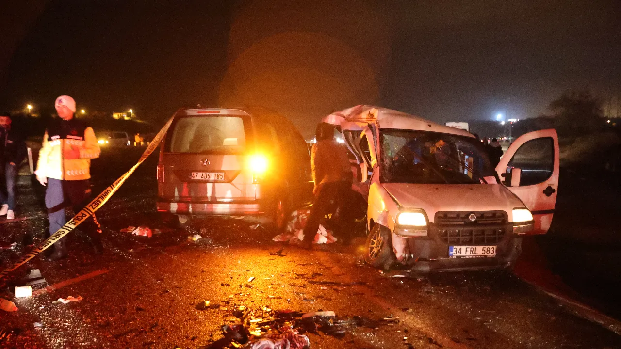 Zincirleme kazada 3 araç birbirine girdi! Mardin'deki faciada 4 ölü, 5 yaralı