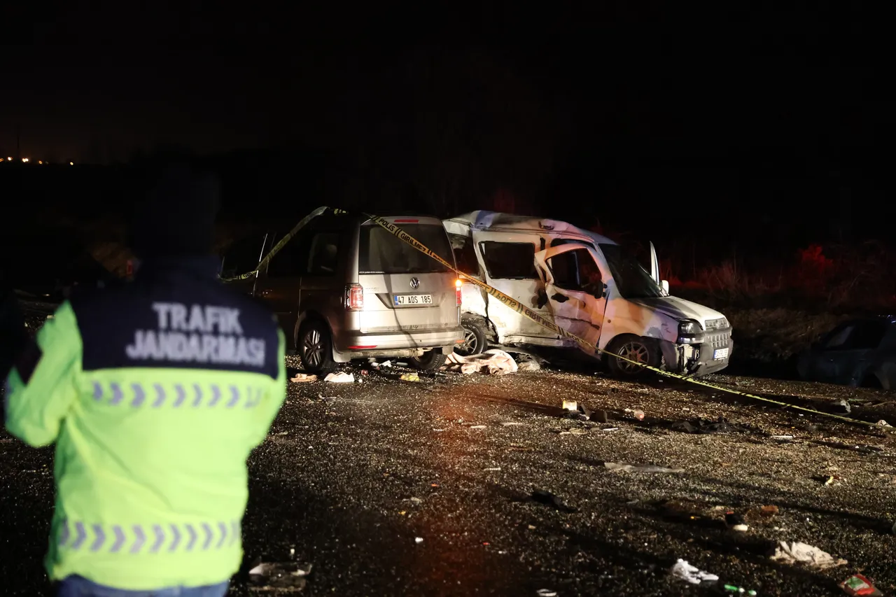 Mardin'de 3 aracın karıştığı trafik kazasında 4 kişi öldü, 5 kişi yaralandı
