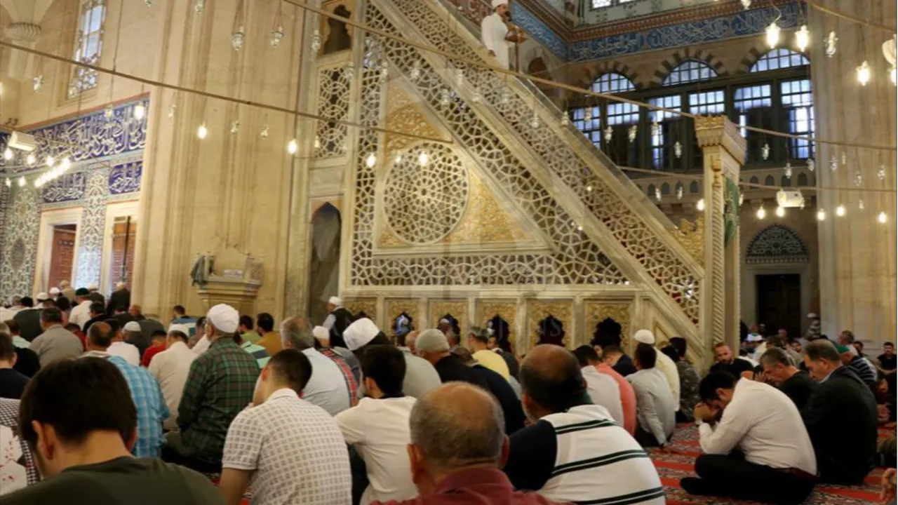 12 Aralık Cuma namazı saat kaçta kılınacak? İstanbul, İzmir, Ankara, Bursa ve diğer iller Cuma namazı vakitleri!