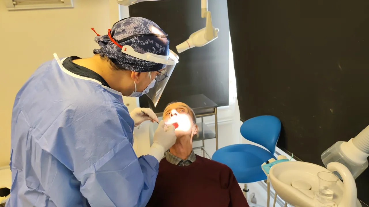 Ağrıyla doktora gitti: 83 yaşında 20'lik dişinin çıktığını öğrendi