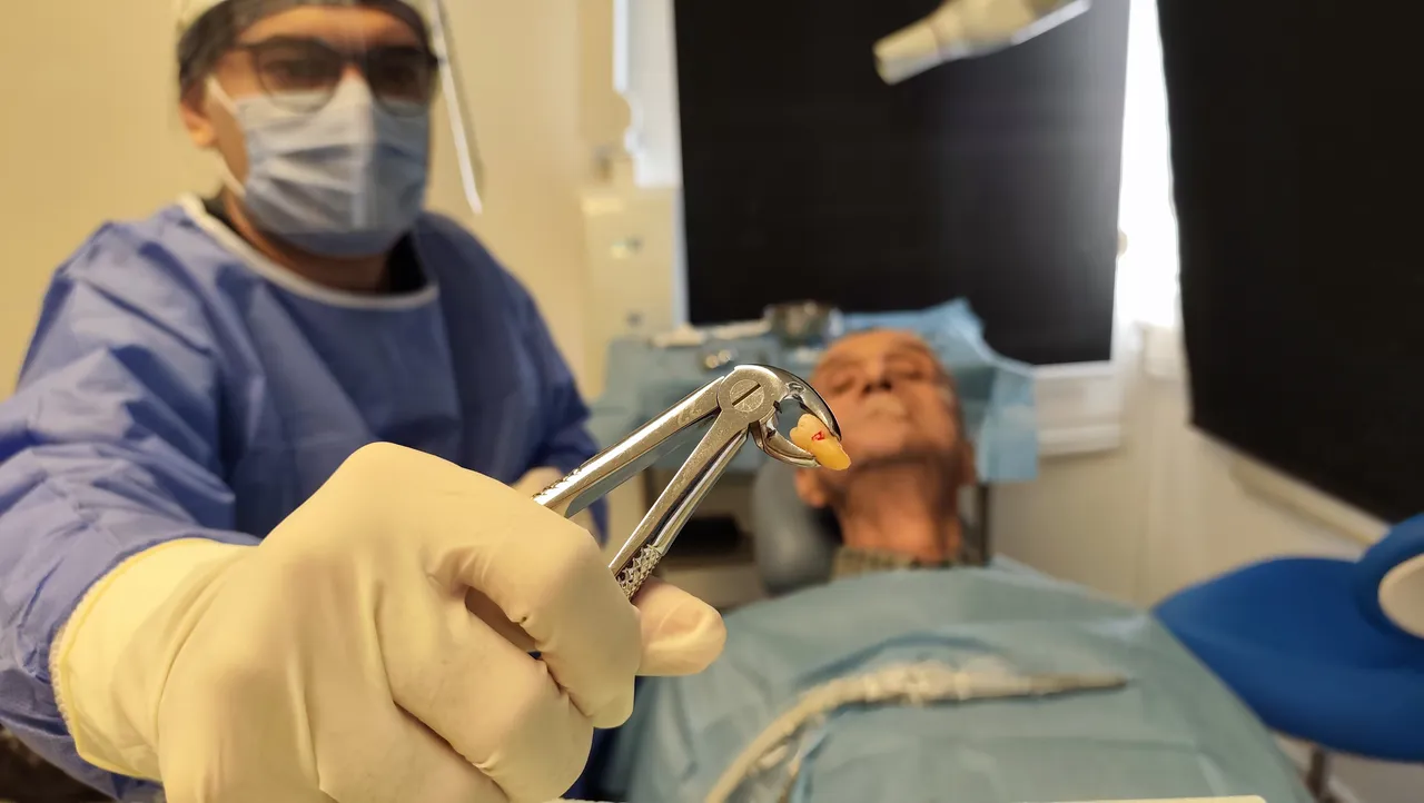 Ağrıyla doktora gitti: 83 yaşında 20'lik dişinin çıktığını öğrendi