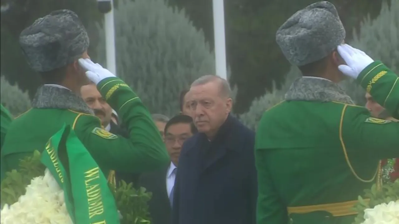 Erdoğan, dünya liderleriyle Aşkabat’ta Tarafsızlık Anıtı’na çelenk bıraktı