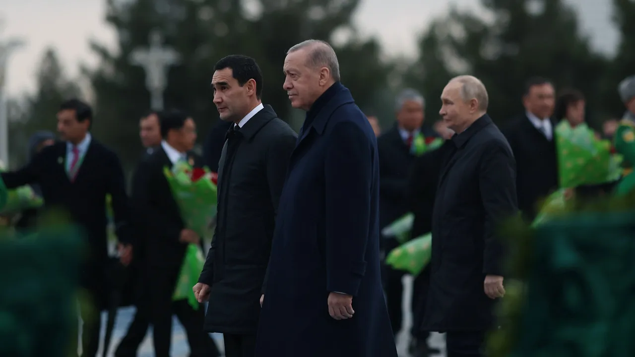 Erdoğan, dünya liderleriyle Aşkabat’ta Tarafsızlık Anıtı’na çelenk bıraktı