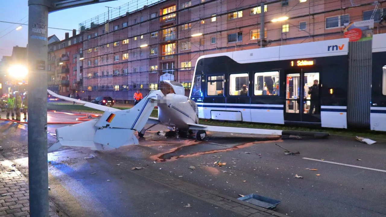 Felakete ramak kala! Arızalanan küçük uçak trafiğin ortasına indi
