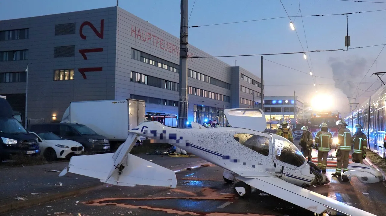 Felakete ramak kala! Arızalanan küçük uçak trafiğin ortasına indi