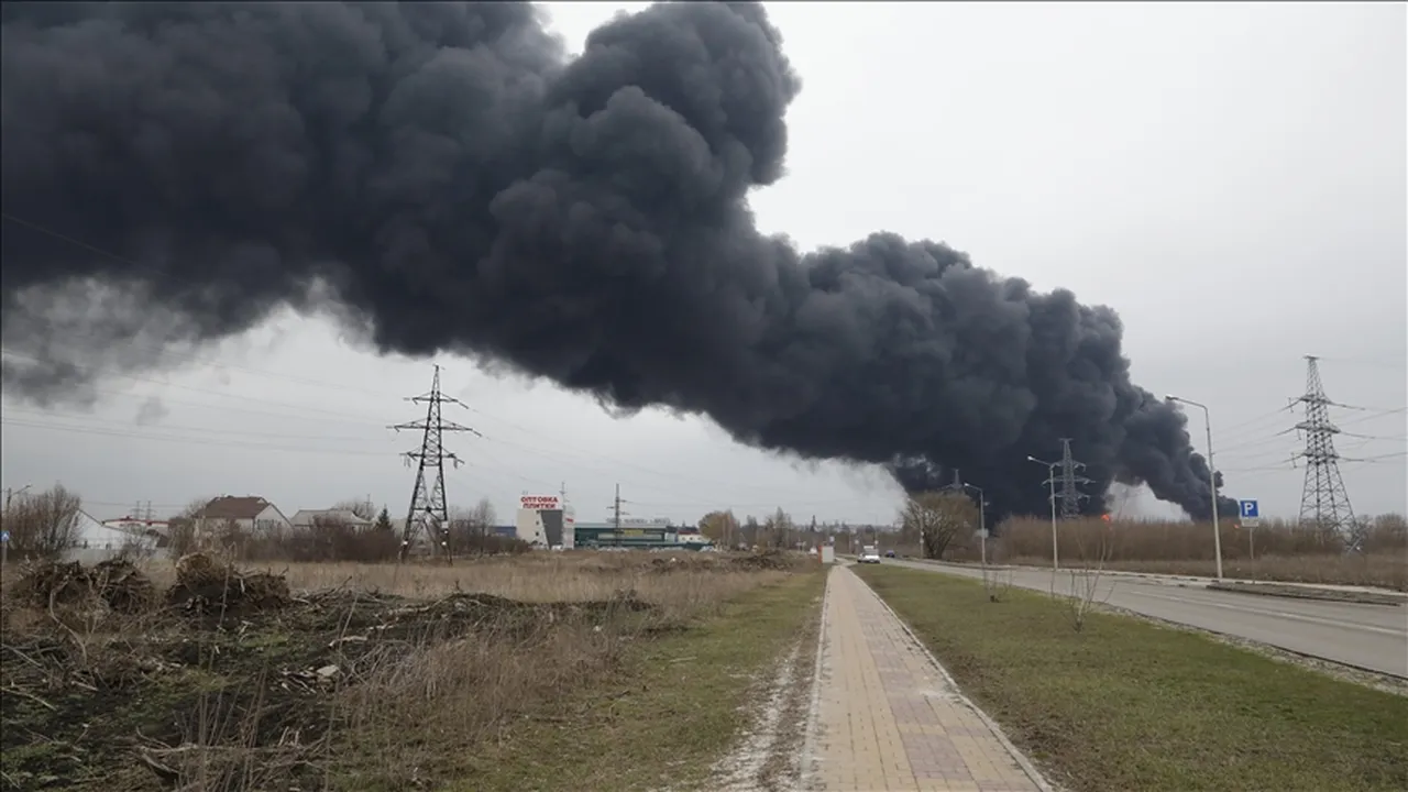 Ukrayna, Rusya’ya ait 2 petrol platformunu vurdu