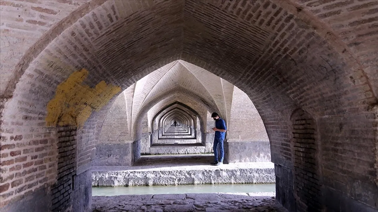 İran'da felaket çanları çalıyor! Açıklamalar peş peşe geldi, şehirler çöküyor