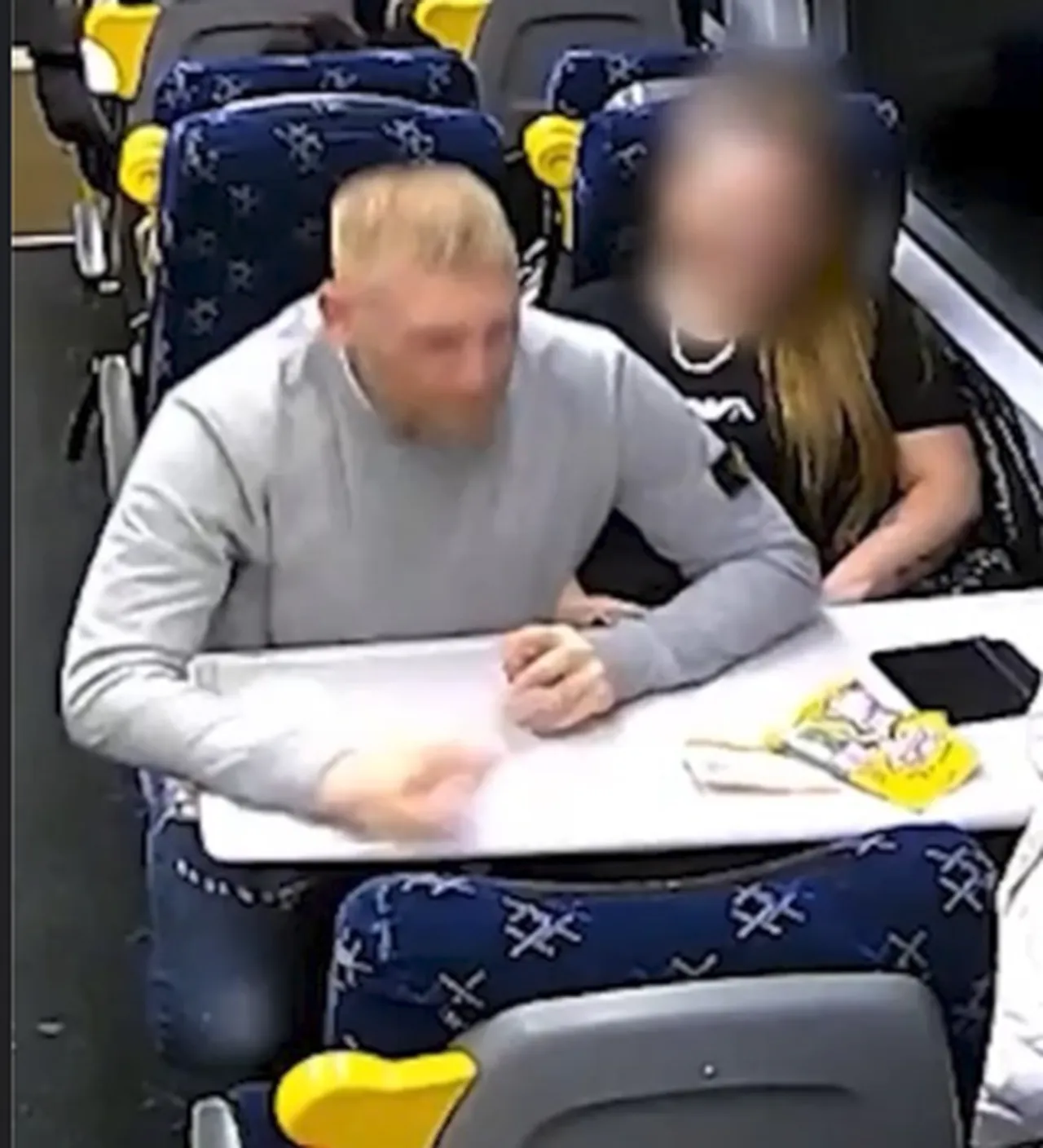 İskoçyada trende sarhoş yolcu dehşeti! İki kişiye cam şişeyle saldırdı, birinin akciğeri parçalandı