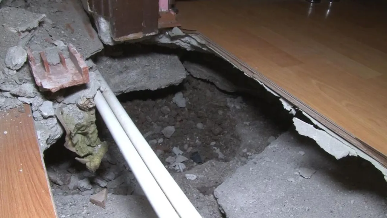 İstanbul'da yürekler ağza geldi! Evin içinde çukur oluştu