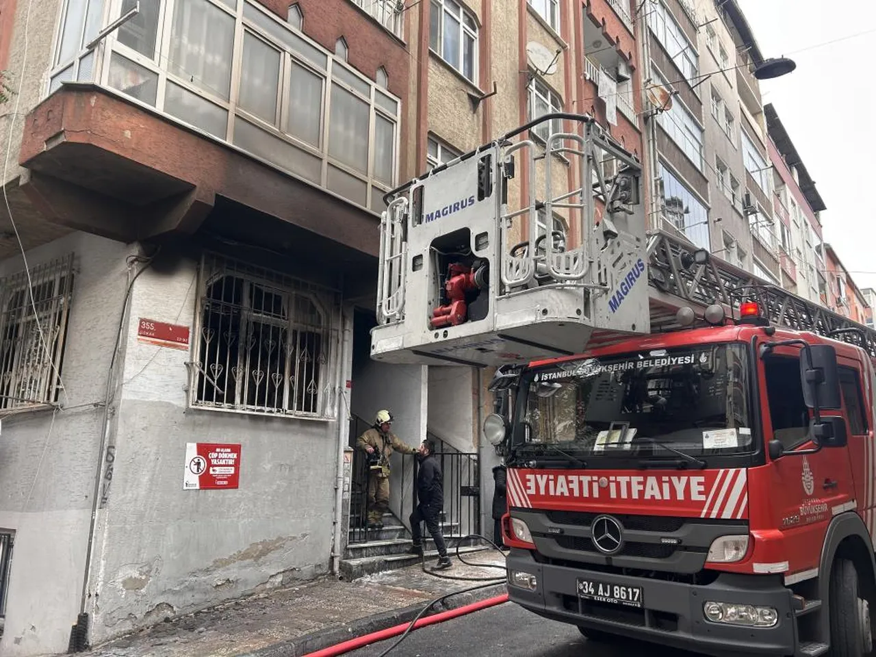İstanbul'da yürekler ağza geldi! Evin içinde çukur oluştu