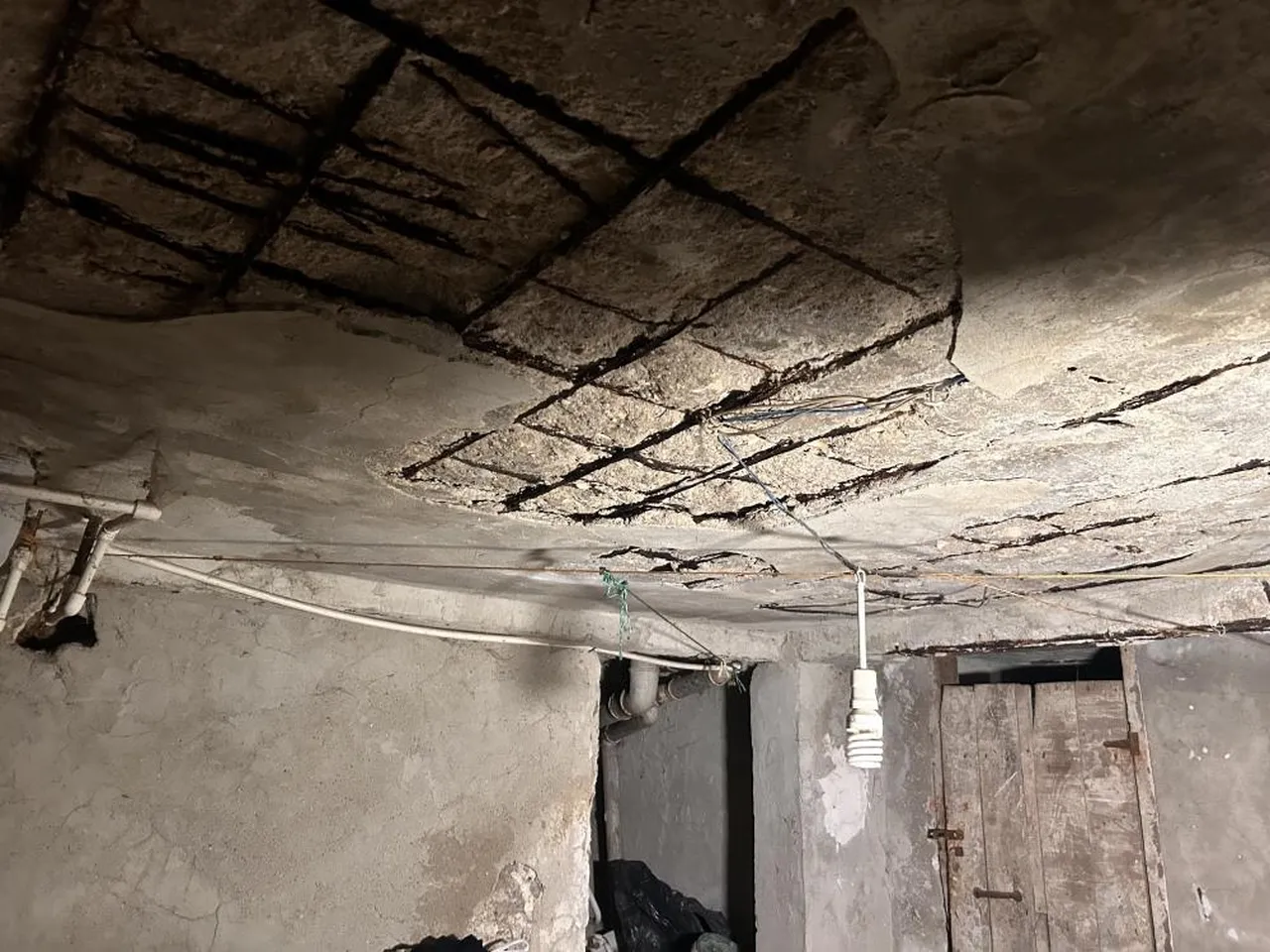 Bodrum katta ortaya çıkan pas tutan demirler elle bile kırılabiliyor.