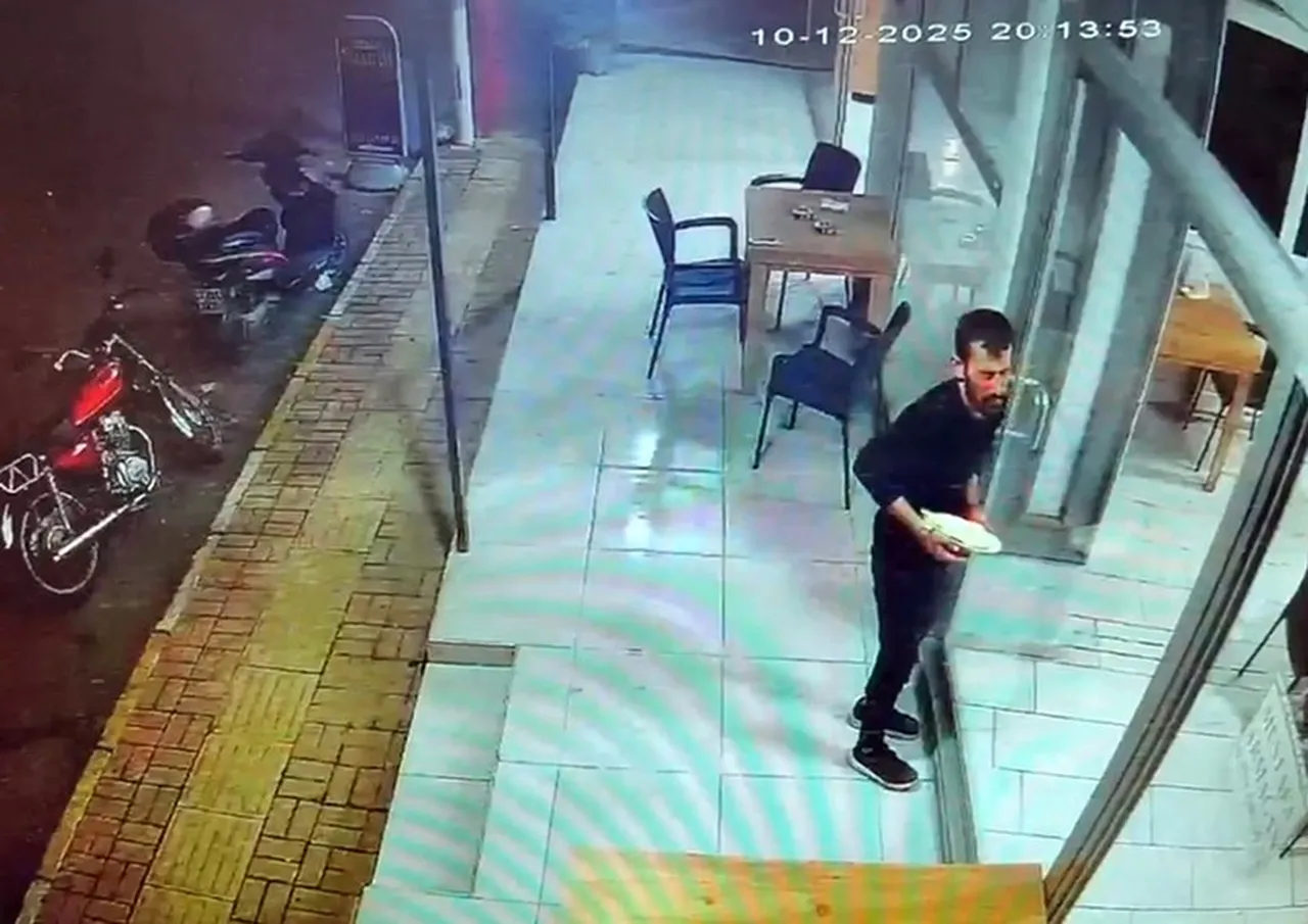 Kendi sildiği camı unutup çarptı! Yürekler ağza geldi