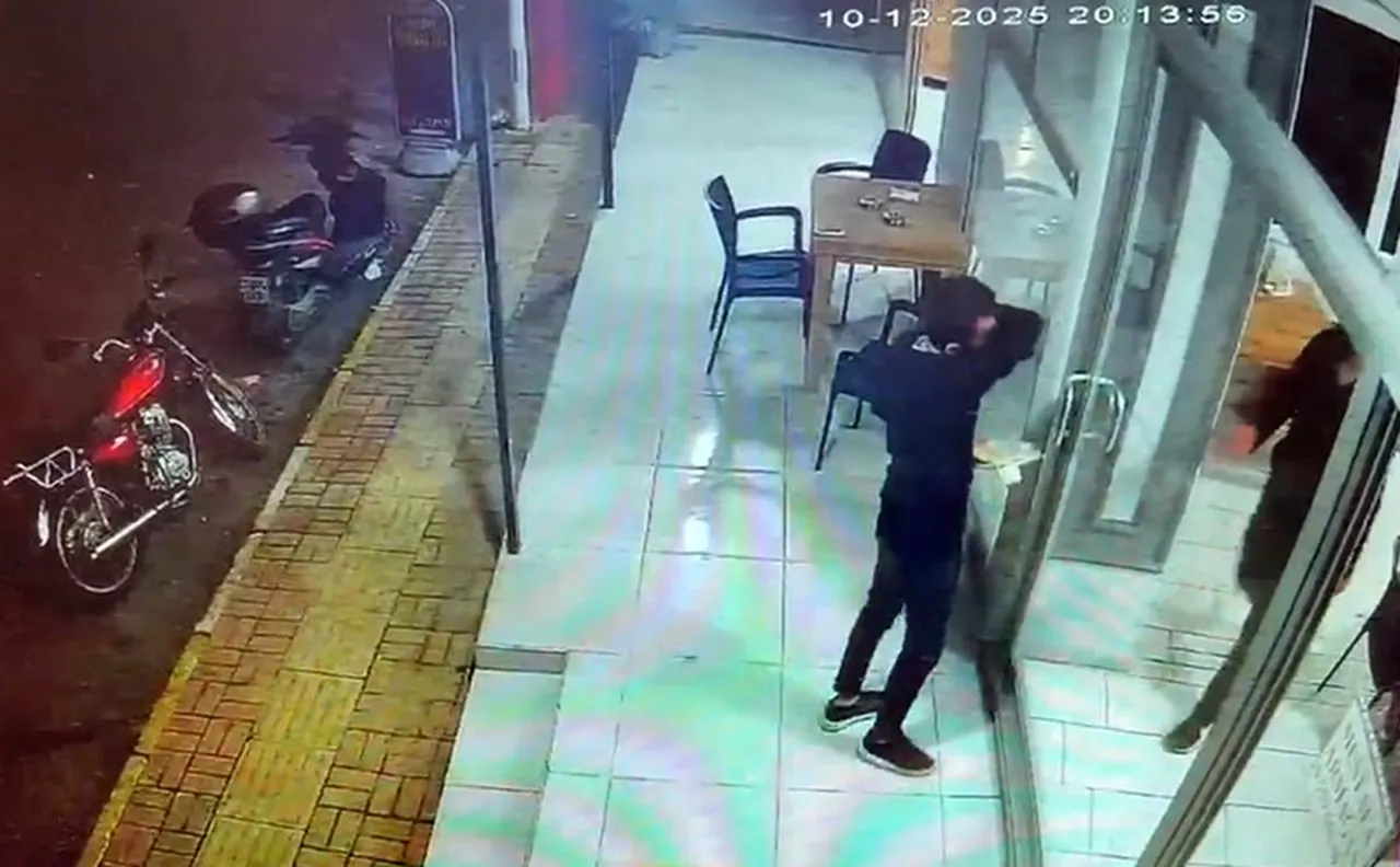 Kendi sildiği camı unutup çarptı! Yürekler ağza geldi