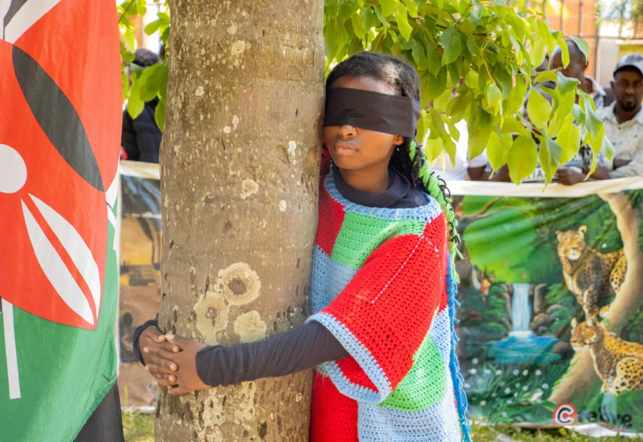 Kenyalı aktivistten dünya rekoru! 72 saat boyunca ağaca sarıldı