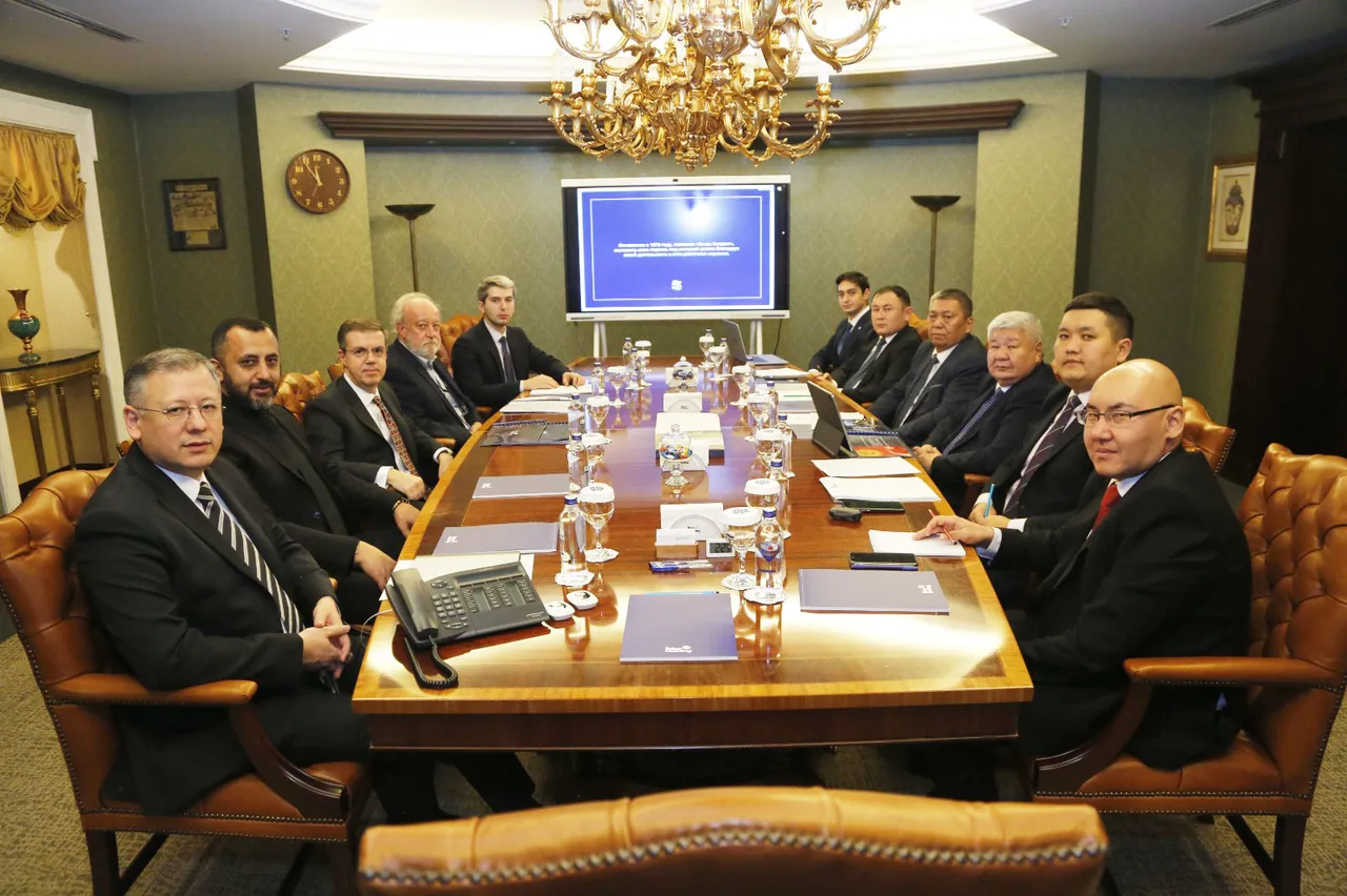 İhlas Holding Yönetim Kurulu Başkanı Ahmet Mücahid Ören’i ziyaret ederek ülkesindeki enerji yatırımlarının son durumunu görüşen Bakan İbrayev, İhlas’ın Kırgızistan’daki sosyal projelere verdiği destek için de teşekkür etti.