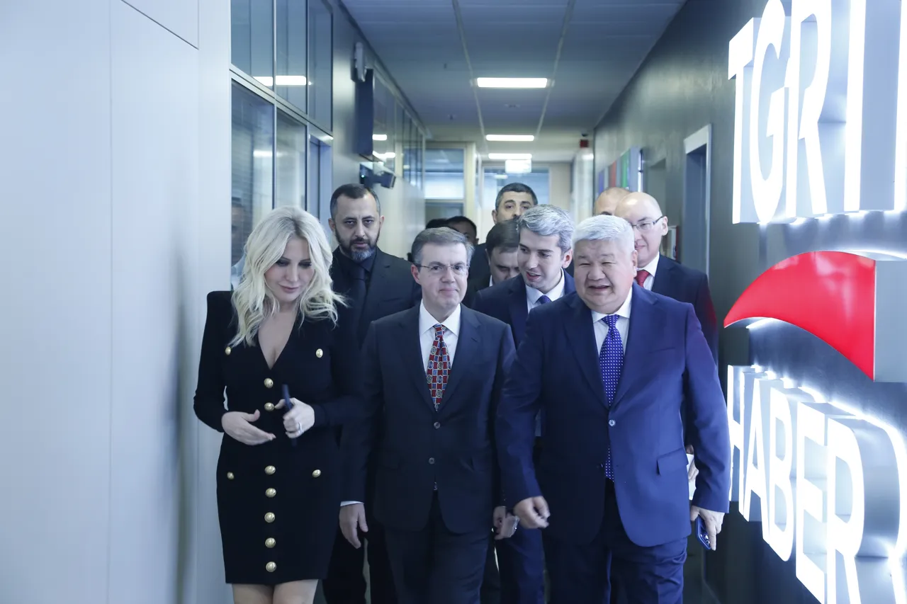 İhlas Holding Yönetim Kurulu Başkanı A. Mücahid Ören ve İhlas Holding Medya Grup Başkanı Aslıhan Ören, Kırgızistan Enerji Bakanı Taalaybek İbrayev’e İhlas Medya şirketlerini gezdirdi.