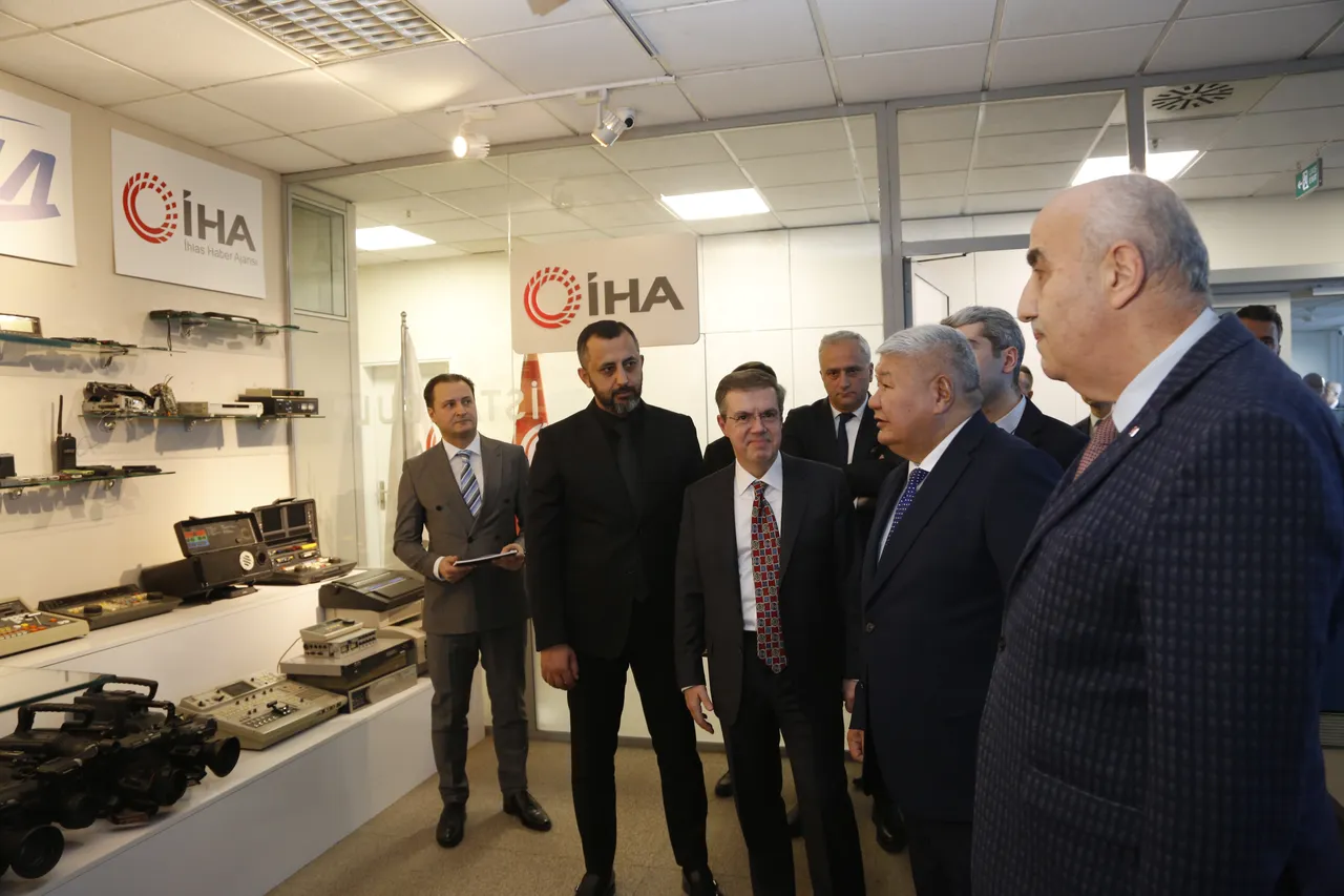 TGRT Haber, İhlas Haber Ajansı ve İhlas Dijital Varlıklar’ı ziyaret eden konuk bakan, yöneticilerden bilgi aldı.