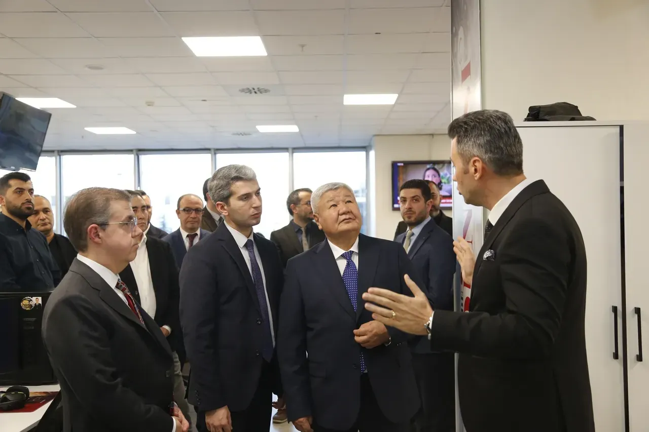 Dijital Varlıklar Genel Müdürü Volkan Ormanlı, son projeler hakkında İbrayev'i bilgilendirdi.