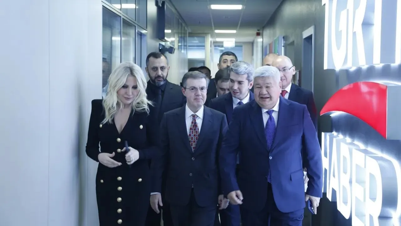 İhlas Holding Yönetim Kurulu Başkanı A. Mücahid Ören ve İhlas Holding Medya Grup Başkanı Aslıhan Ören, Kırgızistan Enerji Bakanı Taalaybek İbrayev’e İhlas Medya şirketlerini gezdirdi.