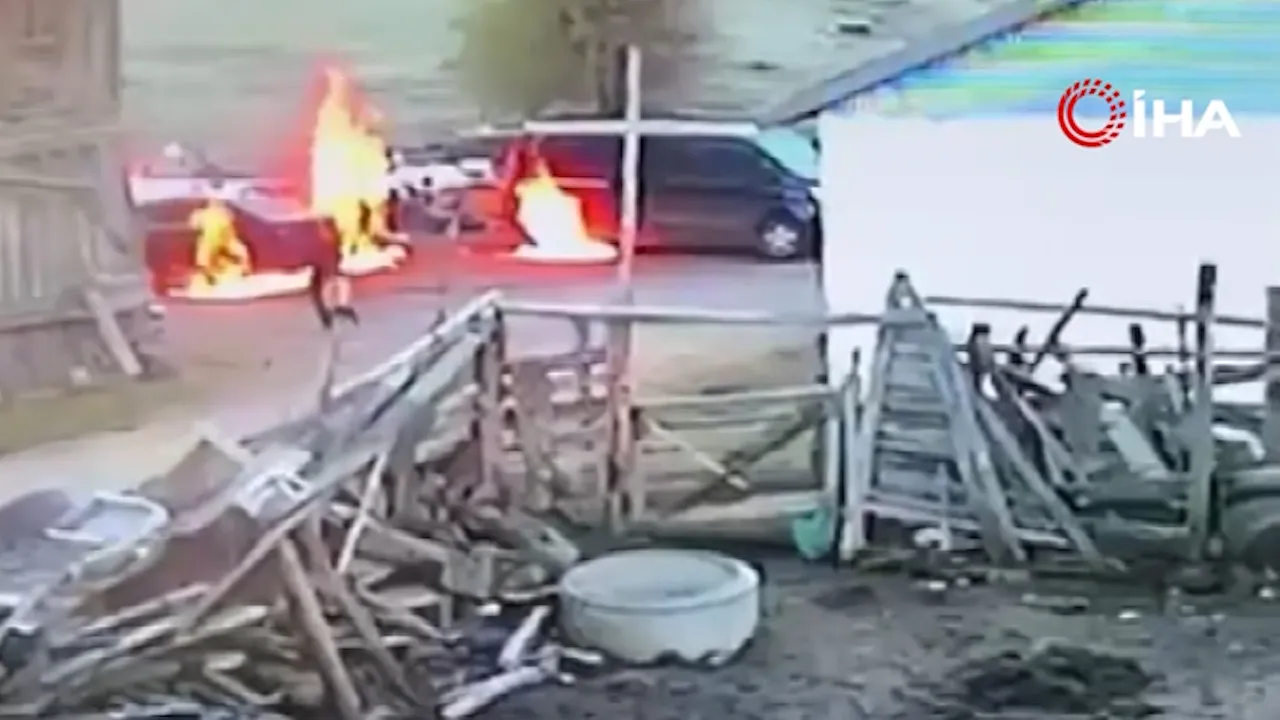 Muhtarın 4 aracını benzin döküp yaktılar! Kundaklama anı kamerada