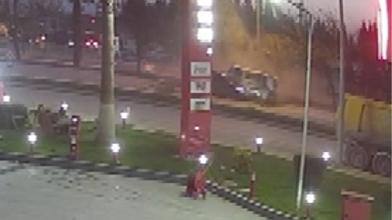 Önce araçlara sonra ağaca çarptı feci kaza kamerada! 1 ölü 1 yaralı