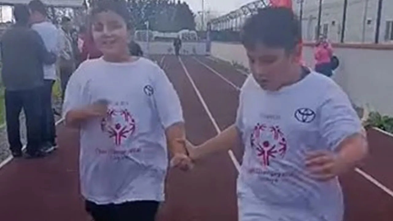 Özel eğitim öğrencisinden yürekleri ısıtan hareket! Yarışı bıraktı, arkadaşını bekledi