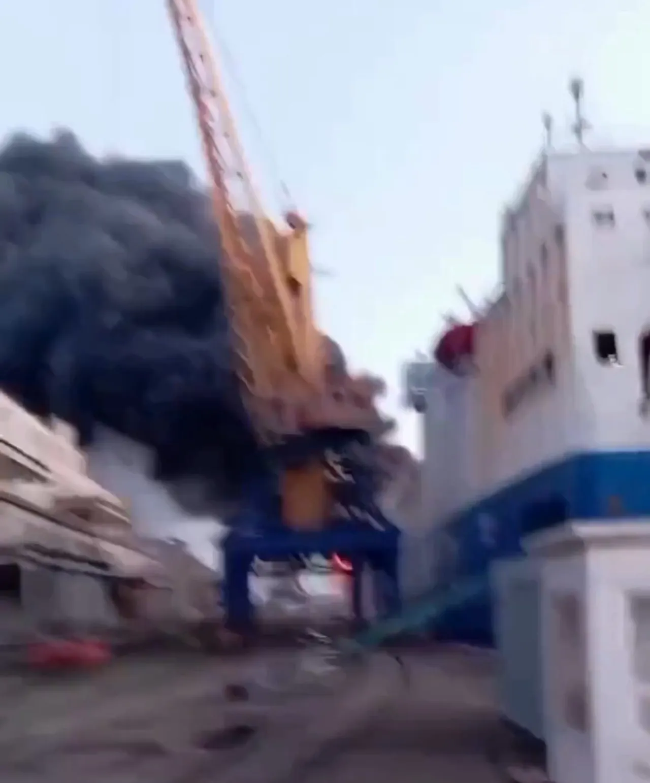 Tır taşımacılığı yapan Türk gemisi Odesa'da vuruldu