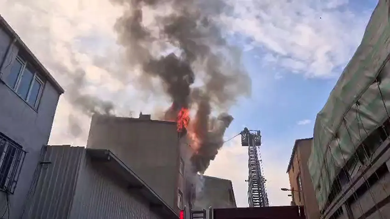 Sultangazi'de bina yangını! 5. kattan aşağı atladı