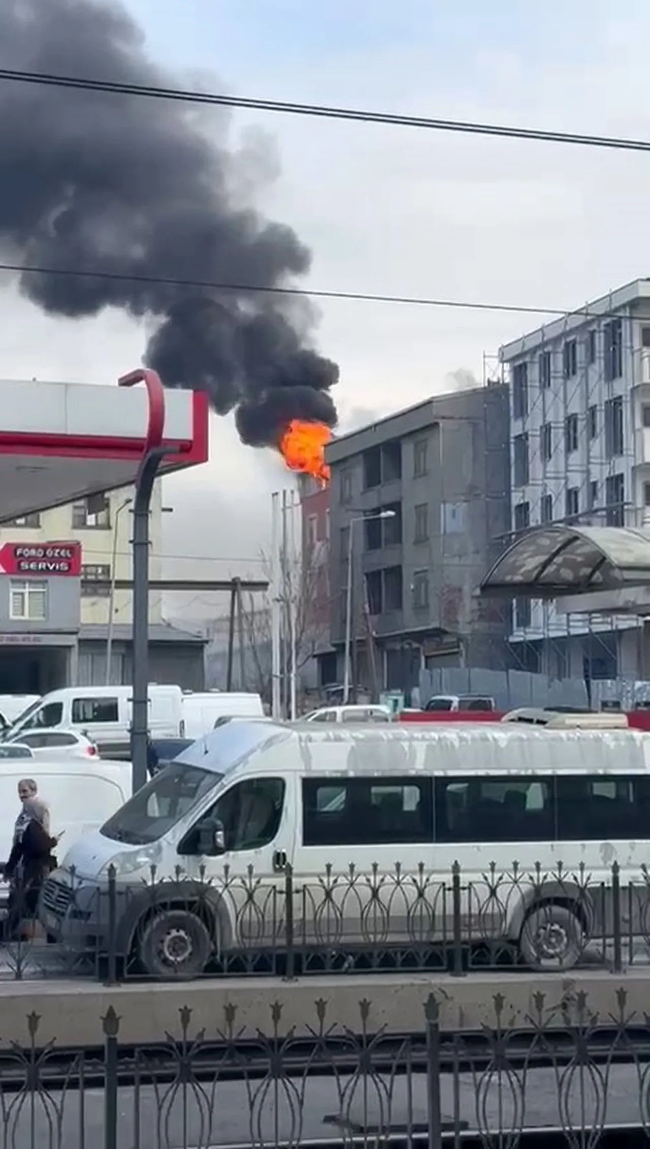 Sultangazi'de bina yangını! 5. kattan aşağı atladı
