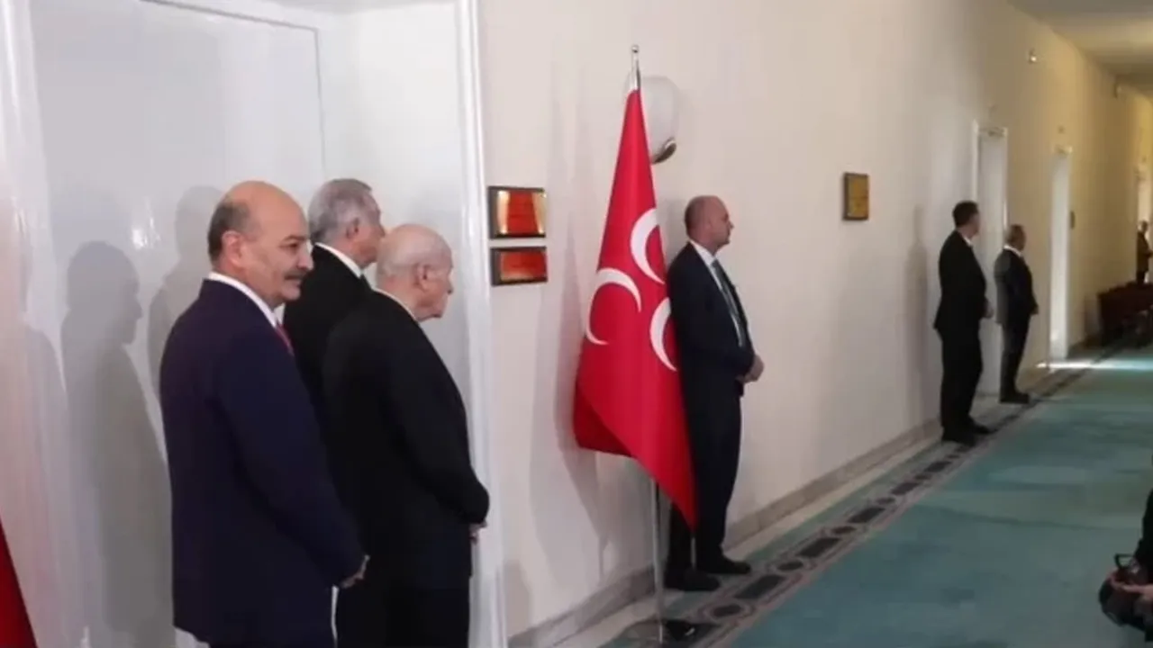 Bahçeli, DEM heyetini odasının kapısında karşıladı