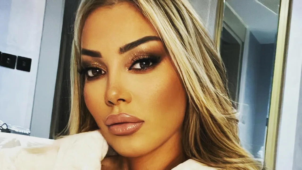 Yüz gençleştirme operasyonu geçirmişti: 8 ay sonra makyajsız görüntüsü paylaşıldı