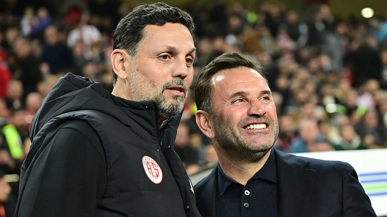 Antalyaspor - Galatasaray maçında gerginlik: Hocasına tepki gösterdi, soyunma odasına gitti