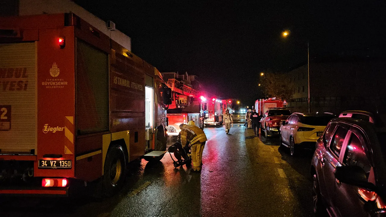 Arnavutköy'de geceyi alevler aydınlattı! 1'i ağır 3 yaralı var