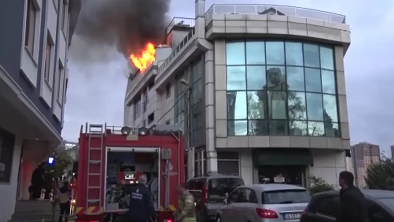 Ataşehir'de otelde yangın! Ekipler bölgede