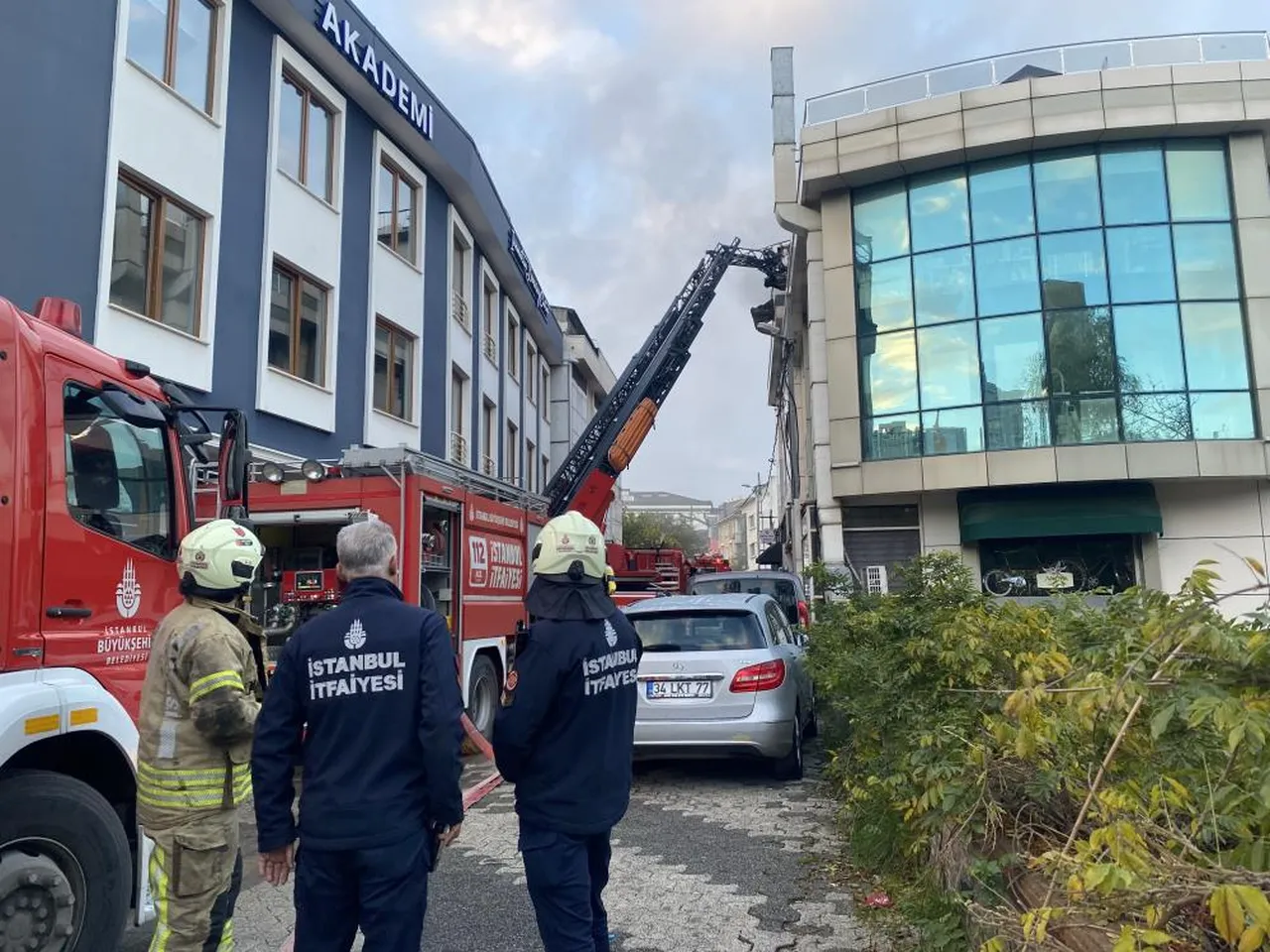 Ataşehir'de otelde yangın! Ekipler alevlere müdahale etti