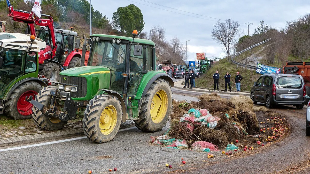 Avrupa’nın göbeğinde ablukaya aldılar! Fransa’da yollar kapandı