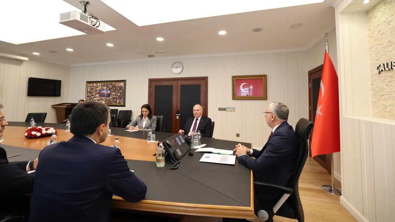 Bakan Işıkhan'a sundular! TÜRK-İŞ'in zarfındaki asgari ücret talebi ortaya çıktı