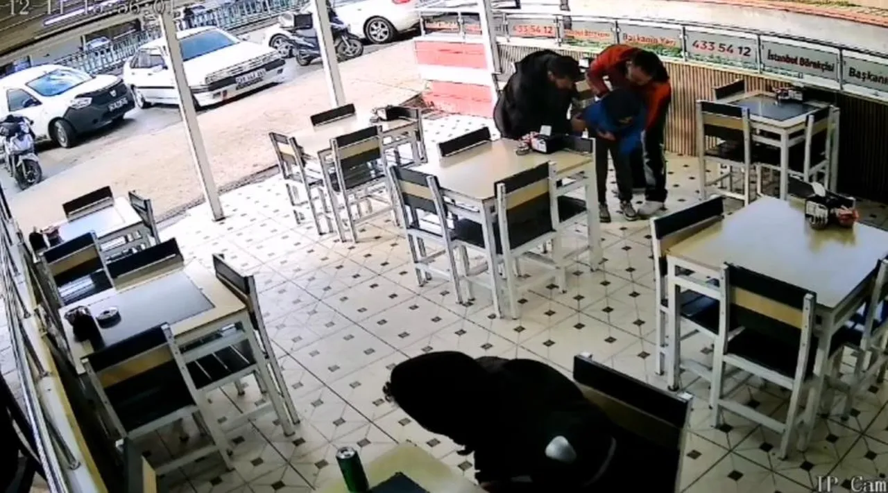 Boğulan çocuğa kuryeden Heimlich manevrası!