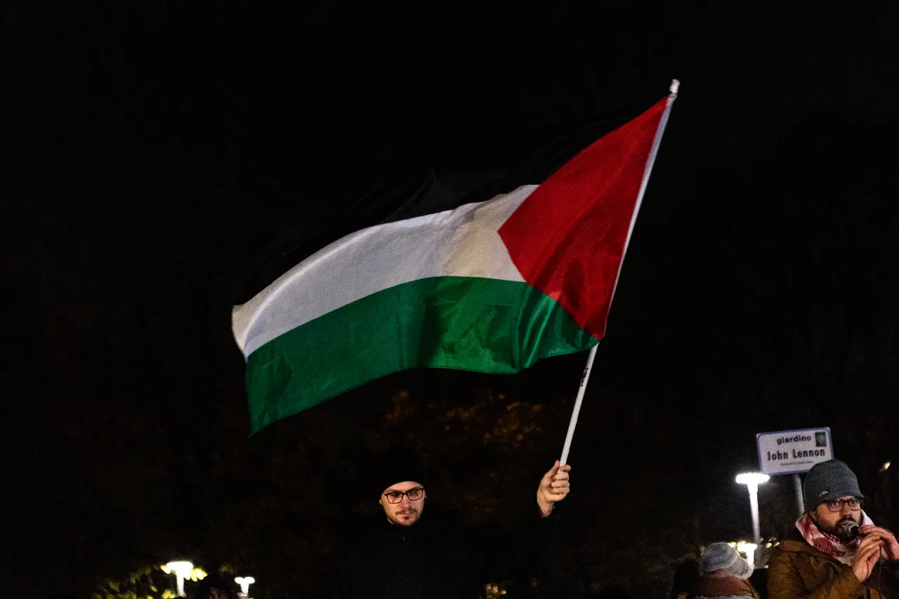 Protestocular "Özgür Gazze", "Filistin'e özgürlük" şeklinde sloganlar attı