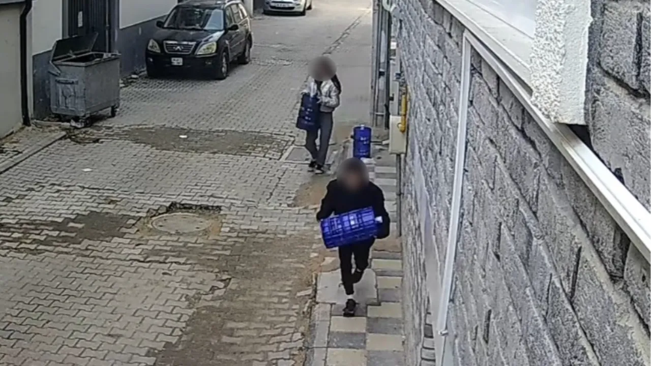 Etrafı kolaçan eden 2 çocuk damacanaları kucaklayıp kaçtı!