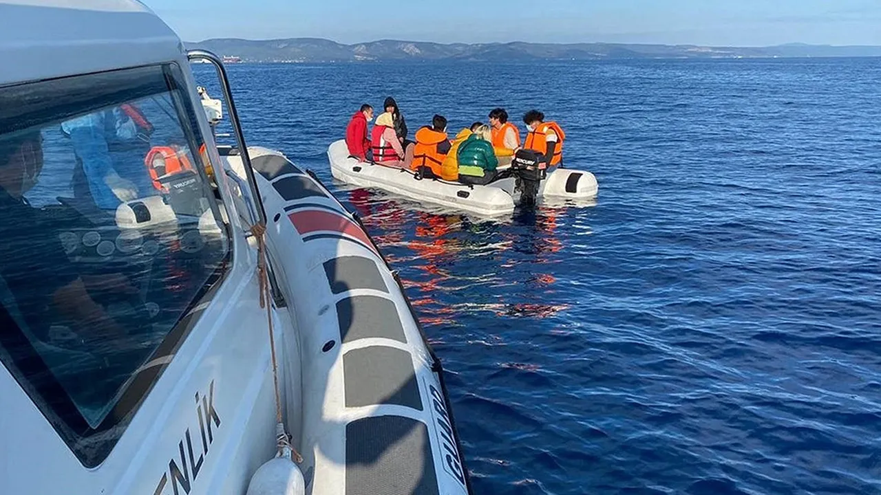 Fethiye’de lastik bot faciası önlendi! 29 göçmen kurtarıldı