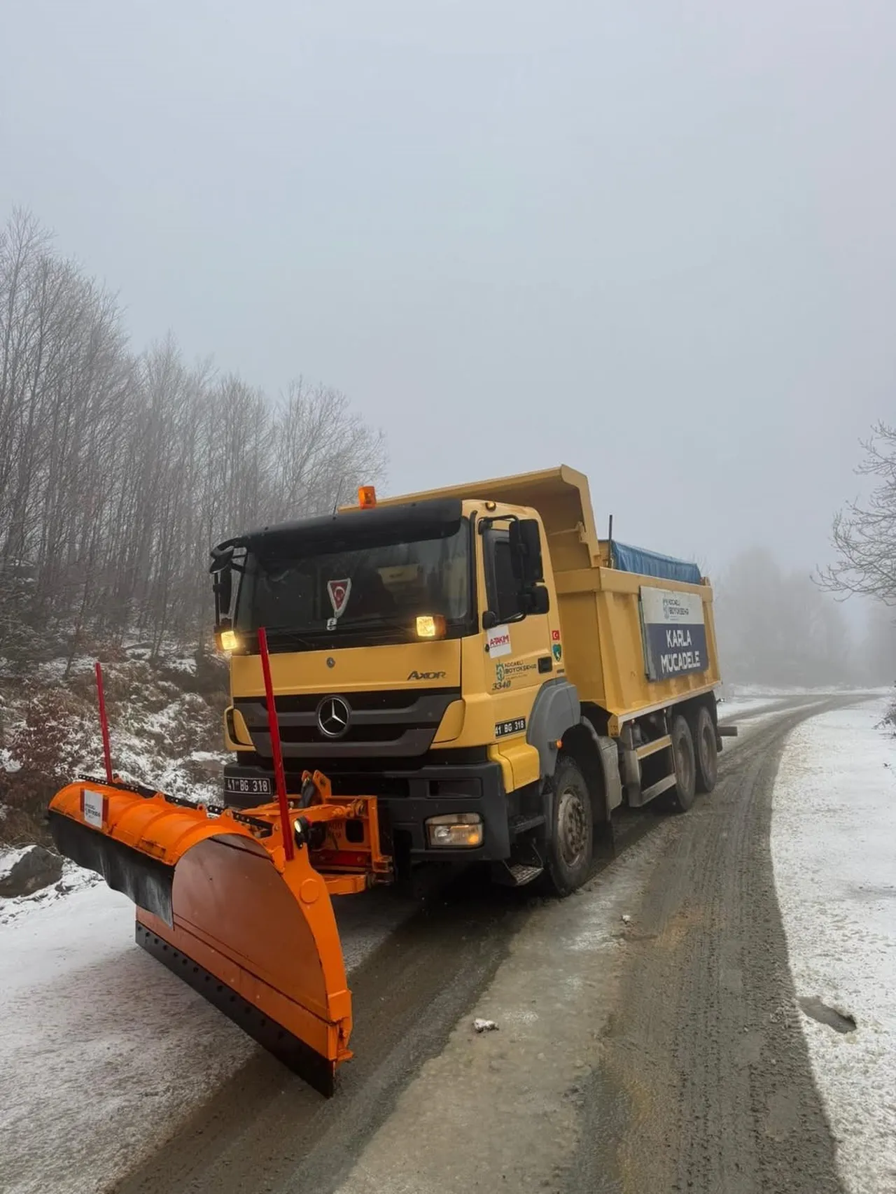 İstanbulun yanı başı bembeyaz! Kar aniden bastırdı