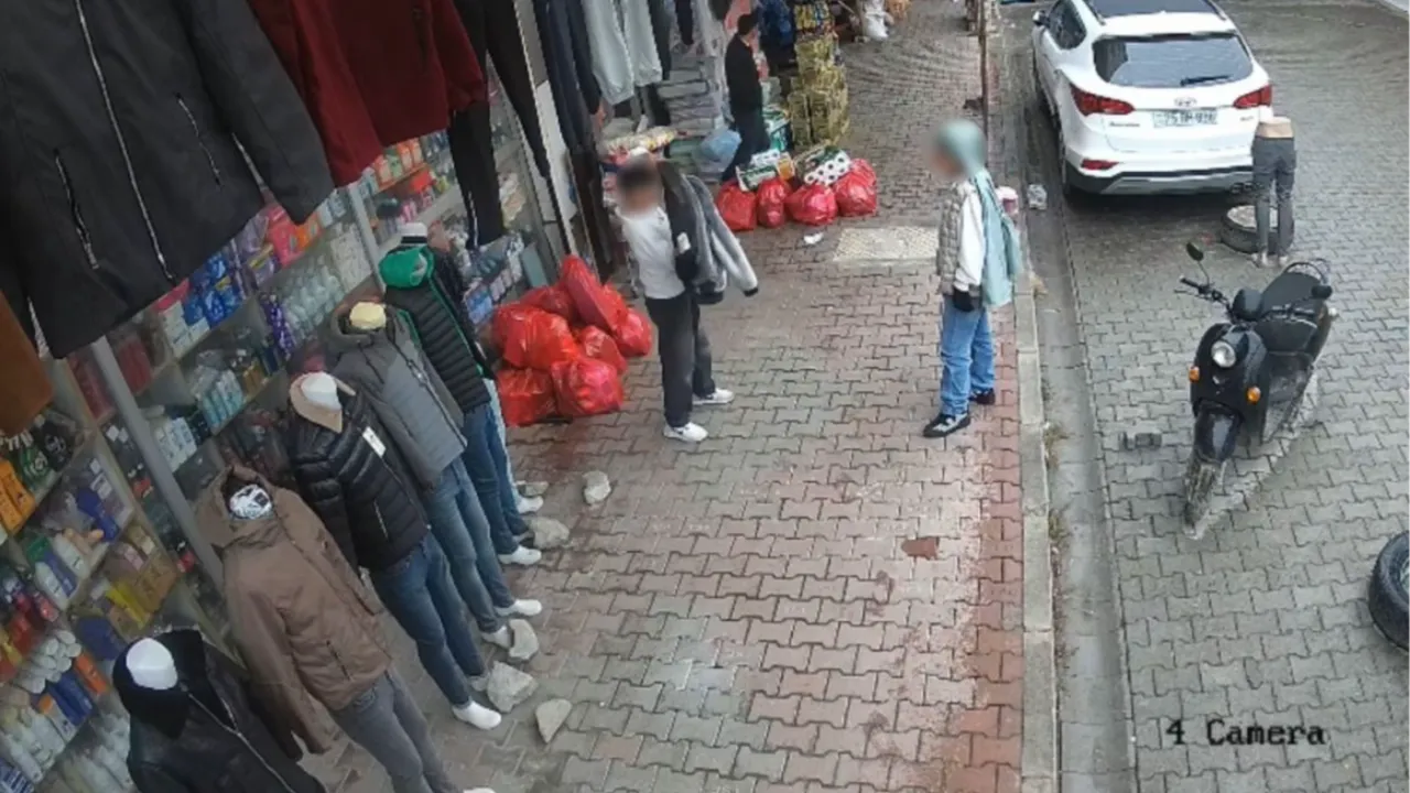 Kendi montunu çıkardı mankendekini giyip gitti! Çocukların hırsızlığı kamerada