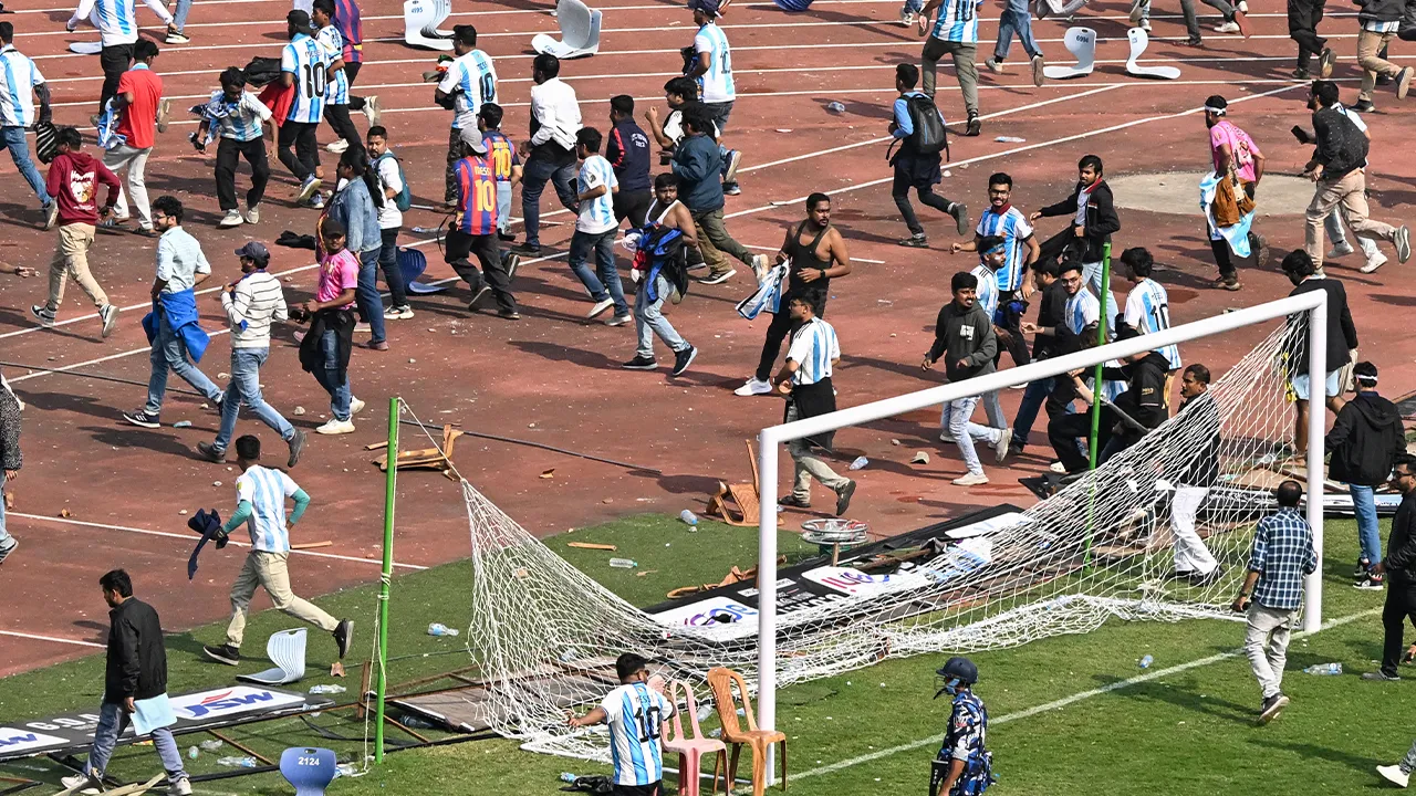 Messi'nin 20 dakikalık ziyareti olay oldu: Hintli taraftar bilet parasını stadyum halısıyla telafi etti