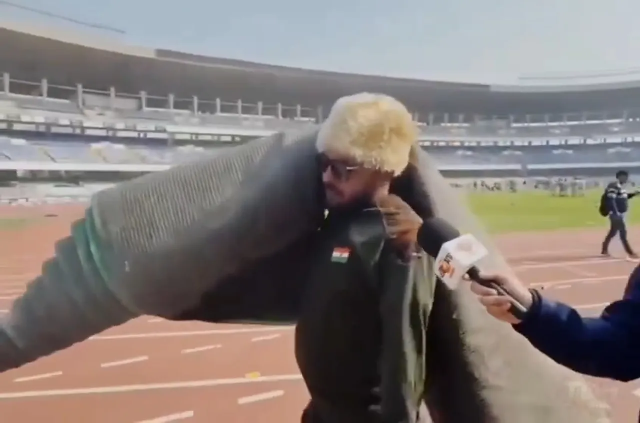 Messi'nin 20 dakikalık ziyareti olay oldu: Hintli taraftar bilet parasını stadyum halısıyla telafi etti