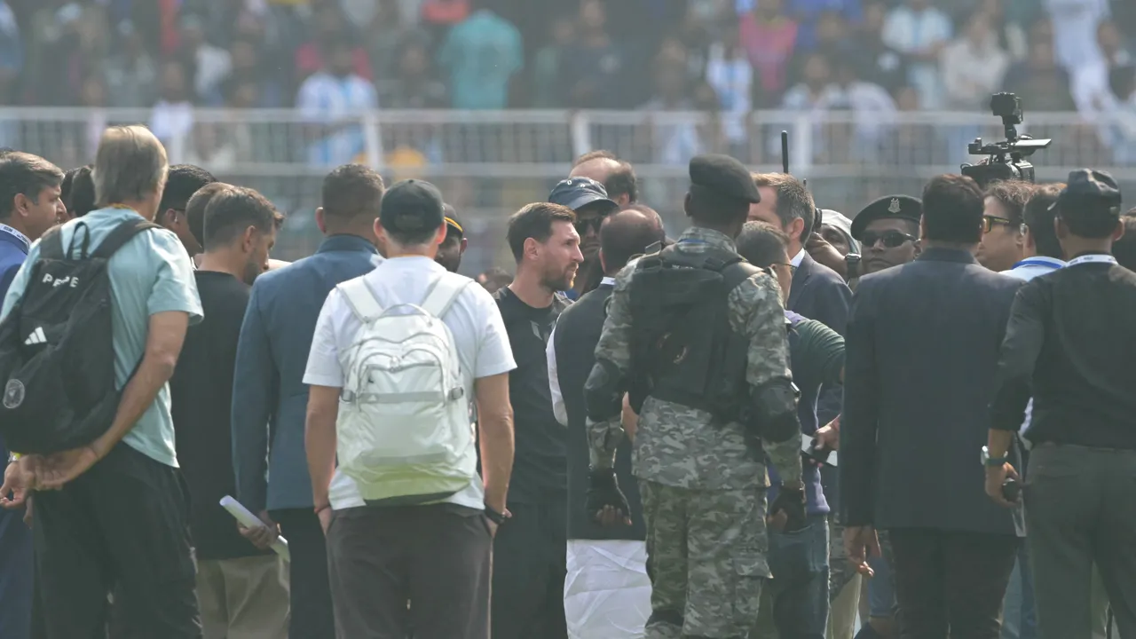 Messi'nin Hindistan turu olaylı başladı! Göremeyen hayranları sahaya şişe fırlattı, stadyuma zarar verdi